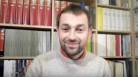 Pla mitj&agrave; del president de l'Institut d'Estudis Comarcals de l'Alt Urgell (IECAU), Llu&iacute;s Obiols, presentant en un v&iacute;deo del canal Youtube de l'entitat el nou cicle "Desconfinem la hist&ograve;ria". Imatge del 19 de mar&ccedil; de 2020 (Horitzontal).