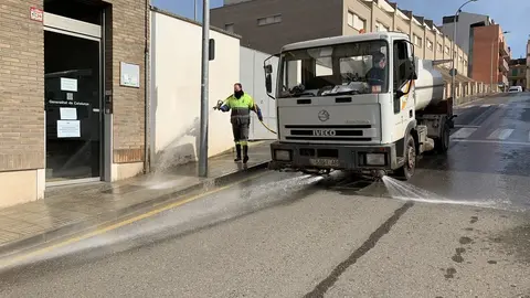 Operaris desinfectant els carrers de Tremp (G.L.)