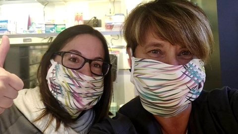 Primer pla de les farmac&egrave;utiques del Pont de Suert amb les mascaretes que ha confeccionat la Mireia Vila. Imatge del 19 de mar&ccedil; del 2020. (horitzontal)