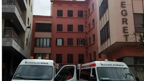 Imatge de les ambul&radic;&dagger;ncies que van traslladar els malalts a l'Hotel Alegre et 22 de mar&radic;&szlig; del 2020. (vertical)