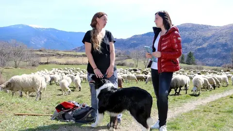 Pla general de Laura Gord&radic;&ge; amb Anna Plana amb el ramat de fons l'11 de mar&radic;&szlig; del 2020. (horitzontal)