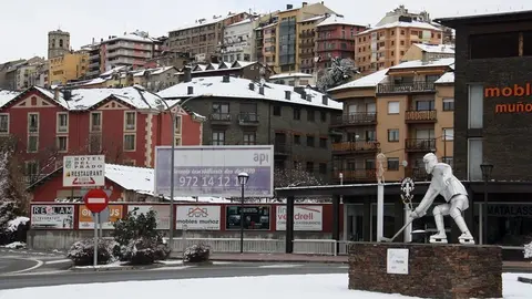 Pla general de l'entrada a Puigcerd&agrave;, on es veu l'acumulaci&oacute; de neu a jardins i teulades. Imatge del 25 de mar&ccedil; de 2020 (Horitzontal).