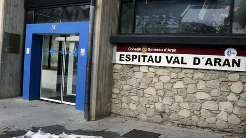 Imatge de la porta d'entrada de l'Espitau d'Aran on aquest dissabte han traslladat l'home que ha mort a causa d'una allu fora de les pistes de Baqueira Beret. El 26 de gener de 2019. (Horitzontal)
