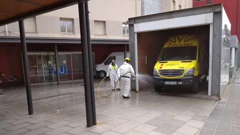 Pla general on es veuen dos operaris duent a terme tasques de desinfecci&radic;&ge; a l'exterior de l'edifici del Sant Hospital de la Seu d'Urgell. Imatge facilitada per l'Ajuntament de la Seu d'Urgell el 27 de mar&radic;&szlig; de 2020 (Horitzontal).