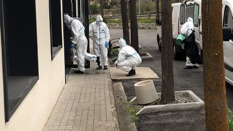 Pla general de tres efectius del Grup Sanitari de l'Ex&radic;&reg;rcit procedents de Saragossa entrant a la Resid&radic;&reg;ncia Geri&radic;&dagger;trica &radic;&Auml;ngel Seraf&radic;&ne; Casanoves, a Sort, el 28 de mar&radic;&szlig; de 2020 (Horitzontal)
