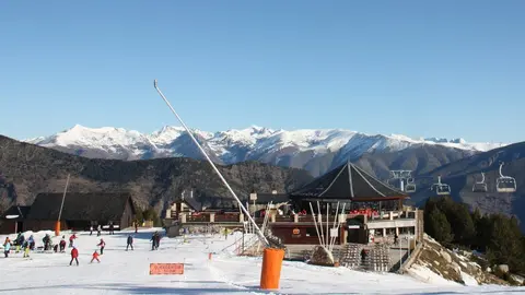 Pla general de les pistes d'esqu&iacute; d'Espot (Pallars Sobir&agrave;) des de la cota 2.000 on es veu, a la dreta, esquiadors pujant amb el nou telecadira La Roca. Imatge del 6 de desembre de 2019 (Horitzontal).