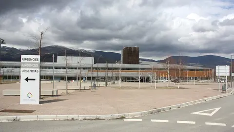 Pla general de l'exterior de l'edifici de l'Hospital de Cerdanya, on es veu en primer terme un cartell que indica on est&agrave; la zona d'Urg&egrave;ncies. Imatge del 13 de mar&ccedil; de 2020 (Horitzontal).