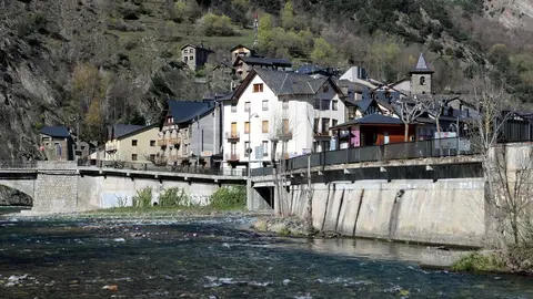 Imatge del riu Noguera Pallaresa, a l'altura de Llavors&iacute;, d'on surten habitualment les barques de r&agrave;fting el 3 d'abril del 2020, totalment buit. (horitzontal)