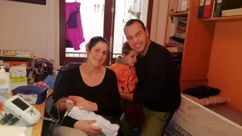 Pla americ&agrave; d'una fam&iacute;lia que acaba de tenir un fill i que ha rebut la visita de seguiment del nad&oacute; a domicili per part de Pediatria dels Pirineus. Imatge facilitada per Pediatria dels Pirineus el 10 d'abril de 2020 (Horitzontal).
