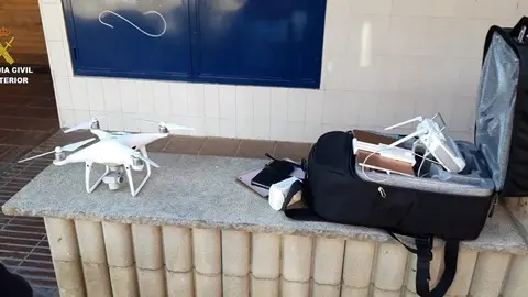 Imatge del dron que volava prop de la comand&agrave;ncia de la Gu&agrave;rdia Civil a Puigcerd&agrave; durant l'estat d'alarma, el 10 d'abril del 2020. (Horitzontal)