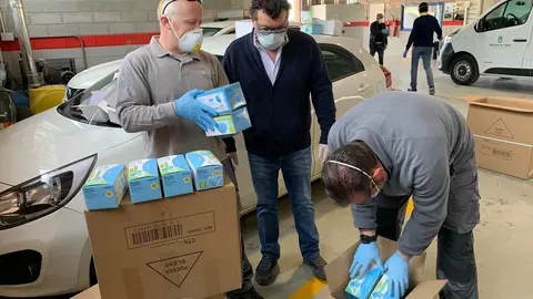 Treballadors de la Diputaci&oacute; de Lleida preparant els lots amb mascaretes i ulleres de protecci&oacute; per enviar-les als ajuntaments de la demarcaci&oacute;, el 14 d'abril del 2020. (Horitzontal)