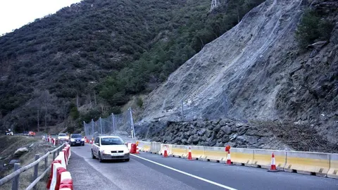 Pla general de diversos vehicles circulant en pas alternatiu pel punt de la C-13 afectat per una esllavissada al desembre, entre Rialp i Llavors&iacute; (Pallars Sobir&agrave;). Imatge del 24 de febrer de 2020 (Horitzontal).