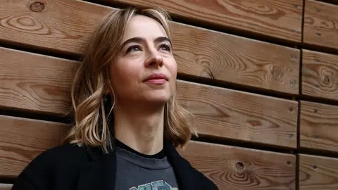 Primer pla de l'autora del llibre 'Consci&egrave;ncia', Teresa Colom, a la llibreria Laie de Barcelona, el 27 de novembre del 2019 (horitzontal)