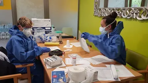 Pla general de dos professionals d'atenci&oacute; prim&agrave;ria comprovant les proves per detectar la covid-19 que han fet a una resid&egrave;ncia geri&agrave;trica de la Fuliola (Urgell). Imatge facilitada pel Departament de Salut el 13 d'abril de 2020 (Horitzontal).