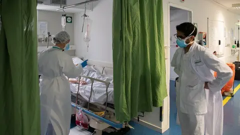 Professionals sanitaris atenen malalts de coronavirus a l'Hospital Cl&iacute;nic. Imatge publicada el 16 d'abril del 2020 (horitzontal)