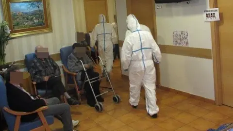 Pla general on es poden veure membres de l'Ex&egrave;rcit a l'interior de geri&agrave;tric de la Pobla de Segur que han desinfectat com a prevenci&oacute; davant el coronavirus, el 25 de mar&ccedil; de 2020. (Horitzontal)