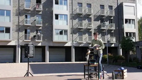 Pla general de l'actor Ivan Caro explicant un conte pirinenc a la pla&ccedil;a Joan Sansa de la Seu d'Urgell per distreure als m&eacute;s petits en la Diada de Sant Jordi que coincideix en ple confinament. Imatge del 23 d'abril de 2020 (Horitzontal).