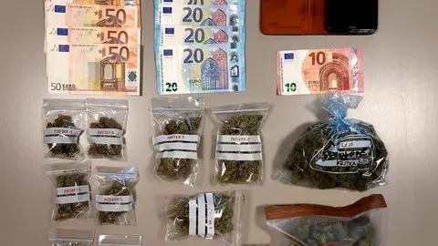 Imatge de la droga i els diners intervinguts al detingut de la Val d'Aran el 22 d'abril del 2020. (horitzontal)