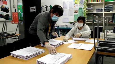 Preparaci&oacute; dels dossiers per repartir a alumnes de l'escola Marta Mata de Girona, el 21 d'abril del 2020 (horitzontal)