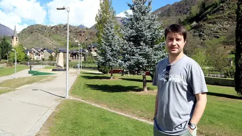 Pere Tic&oacute;, alcalde d'Esterri d'&Agrave;neu, amb el poble al fons el 24 d'abril del 2020. (horitzontal)