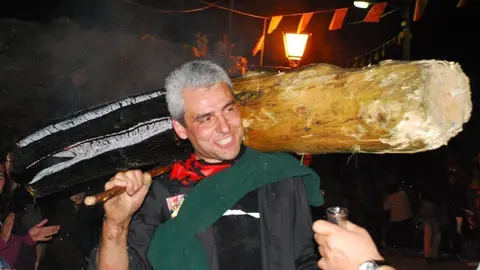 Un fallaire durant la celebraci&oacute; de les falles al poble d'Isil, al Pallars Sobir&agrave;. El fallaire porta a l'esquena una gran falla  encesa. (horitzontal)