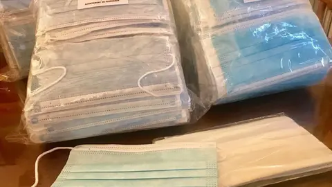 Pla de detall d'alguns paquets de mascaretes que es repartiran entre els ve&iuml;ns de Puigcerd&agrave;. Imatge facilitada per l'Ajuntament de Puigcerd&agrave; el 28 d'abril de 2020 (Horitzontal).
