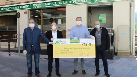 Pla obert de la donaci&oacute; de 7.000 euros per a l'Hospital de la Seu d'Urgell on es veu al president de la M&uacute;tua de l'Alt Pirineu, Josep Colom i el president de la FSH i alcalde de la Seu d&rsquo;Urgell, Jordi F&agrave;brega. Imatge del 29 d'abril de 2020 (Horitzontal).