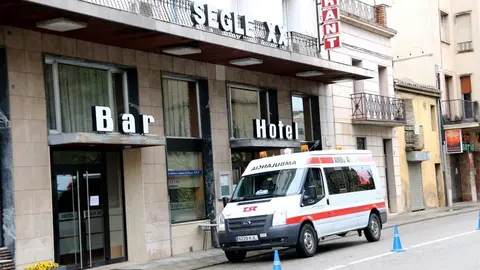 Pla general d'una ambul&agrave;ncia aturada davant de l'Hotel Segle XX de Tremp el 2 d'abril del 2020. (horitzontal)