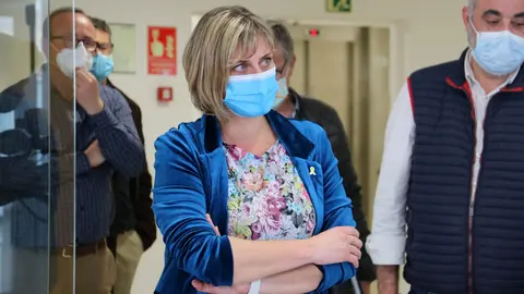 La consellera de Salut, Alba Verg&eacute;s, de bra&ccedil;os plegats durant la visita l'edifici de Paral&middot;lel habilitat per acollir positius de resid&egrave;ncies. 15/04/2020 (horitzontal)