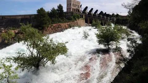 Pla general del pant&agrave; de Sant Antoni, a Talarn, desembassant aigua el 5 de maig del 2020. (horitzontal)