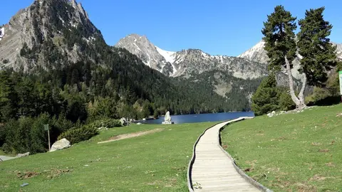 Esplanada davant de l'Estany de Sant Maurici totalment desert el 7 de maig del 2020. (horitzontal)