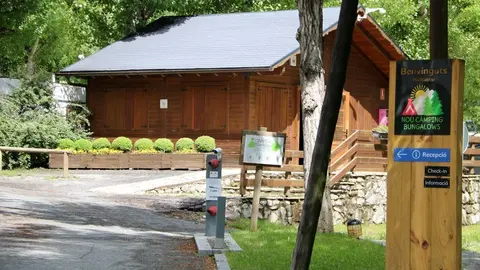 Detall de l'entrada d'un c&agrave;mping de la Guingueta d'&Agrave;neu, al Pallars Sobir&agrave;, el 13 de maig del 2020. (horitzontal)