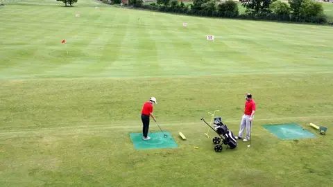 Pla general de dos persones jugant a golf a les instal&middot;lacions del camp d'Aravell, a Montferrer i Castellb&ograve; (Alt Urgell), que ha reobert coincidint amb la fase 1 de desescalada. Imatge del 13 de maig de 2020 (Horitzontal).