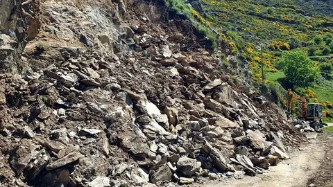Pla general de la carretera afectada per una esllavissada prop de Burgo i Llavorre, a La Guingueta d'&Agrave;neu, el 17 de maig de 2020. (Vertical)