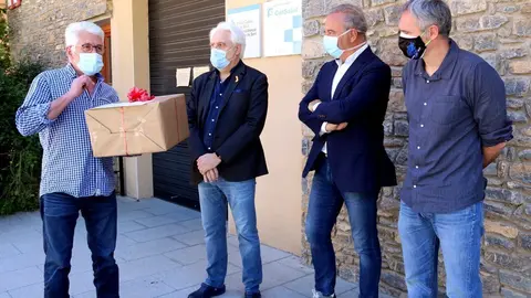 Josep Font, gerent de la formatgeria El Tros de Sort, entregant un ec&ograve;graf al CAP de Sort. Imatge del 18 de maig del 2020. (horitzontal)