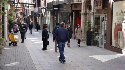 Pla obert del carrer Major de Puigcerd&agrave; on es veuen botigues obertes i gent passejant amb mascareta. Imatge del 12 de maig de 2020 (Horitzontal).