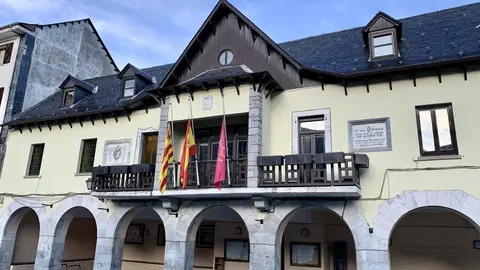 Pla general de l'edifici de l'Ajuntament de Vielha e Mijaran. Imatge del 19 de maig del 2020. (horitzontal)