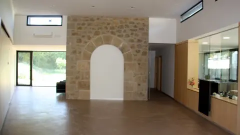 Pla general de la zona de vest&iacute;bul de la nova casa consistorial de Bassella (Alt Urgell), situada al nucli d'Ogern. Imatge del 19 de maig de 2020 (Horitzontal).