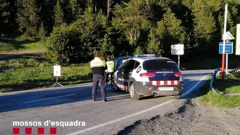 Agents dels Mossos d'Esquadra amb el vehicle aturat a Alp, que transportava 3,6 quilos de coca&iuml;na, el 18 de maig del 2020. (Horitzontal)