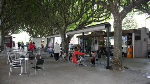 Pla general de la terrassa d'un quiosc-bar situat al passeig Joan Brudieu de la Seu d'Urgell, on es veu gent asseguda en algunes taules i la separaci&oacute; que hi ha entre elles. Imatge del 25 de maig de 2020 (Horitzontal).