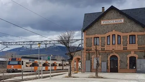 Pla general d'un tren de Rodalies circulant davant l'estaci&oacute; de Puigcerd&agrave; en una imatge publicada el 25 de maig del 2020. (horitzontal)