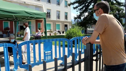 Un familiar visitant la seva mare a la Resid&egrave;ncia Verge de Ribera de la Pobla de Segur el 26 de maig del 2020. (horitzontal)