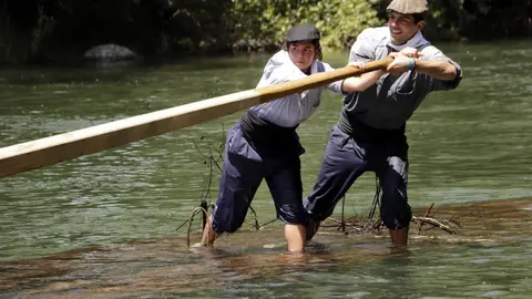 Pla sencer del president de l'Associaci&oacute; Cultura dels Raiers, Eduard Bast&uacute;s i una de les dones, S&iacute;lvia Hern&aacute;ndez que ha baixat per primer cop en un rai, passat el Pont de Claverol. Imatge del 7 de juliol de 2019. (Horitzontal) 