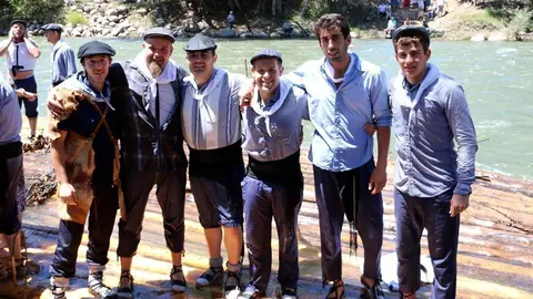 Imatge de grup d'una colla de raiers a Pont de Claverol aquest 2 de juliol del 2017 (horitzontal)