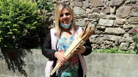 L'alcaldessa de Vilaller, Maria Jos&eacute; Erta, amb una falla com la que es regalar&agrave; a cada fam&iacute;lia del municipi. Imatge del 30 de maig del 2020. (horitzontal)