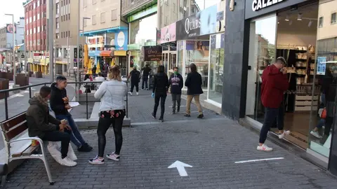 Pla general on es veuen grups de turistes francesos passejant per un dels carrers comercials del Pas de la Casa (Andorra), el primer dia que el Principat obre fronteres i reobren els comer&ccedil;os en general amb rebaixes, l'1 de juny de 2020 (Horitzontal).