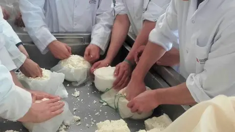 Alumnes de l'Escola Agr&agrave;ria del Pallars elaborant formatges, en una imatge d'arxiu. (Horitzontal) 
