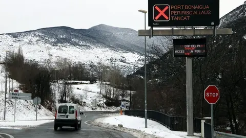Pla general del cartell que indica que el port de la Bonaigua segueix tancat per perill d'allaus. Imatge del 29 de gener del 2019. (horitzontal)