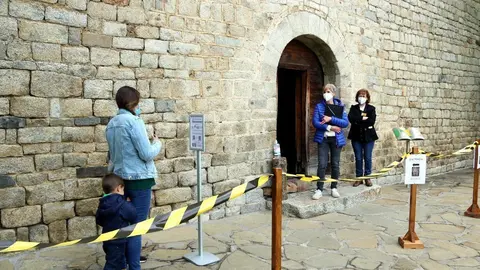 Visitants esperant per entrar a l'esgl&eacute;sia de Sant Climent de Ta&uuml;ll el 4 de juny del 2020. (horitzontal)