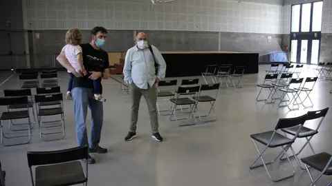 Pla general del regidor de Cultura de l'Ajuntament de la Seu, Carlos Gu&agrave;rdia, i el t&egrave;cnic de l'&Agrave;rea de Festes, Andreu Campillo, mirant com ha quedat la distribuci&oacute; de la pista polivalent on es far&agrave; un concert. Imatge del 5 de juny de 2020 (Horitzontal).
